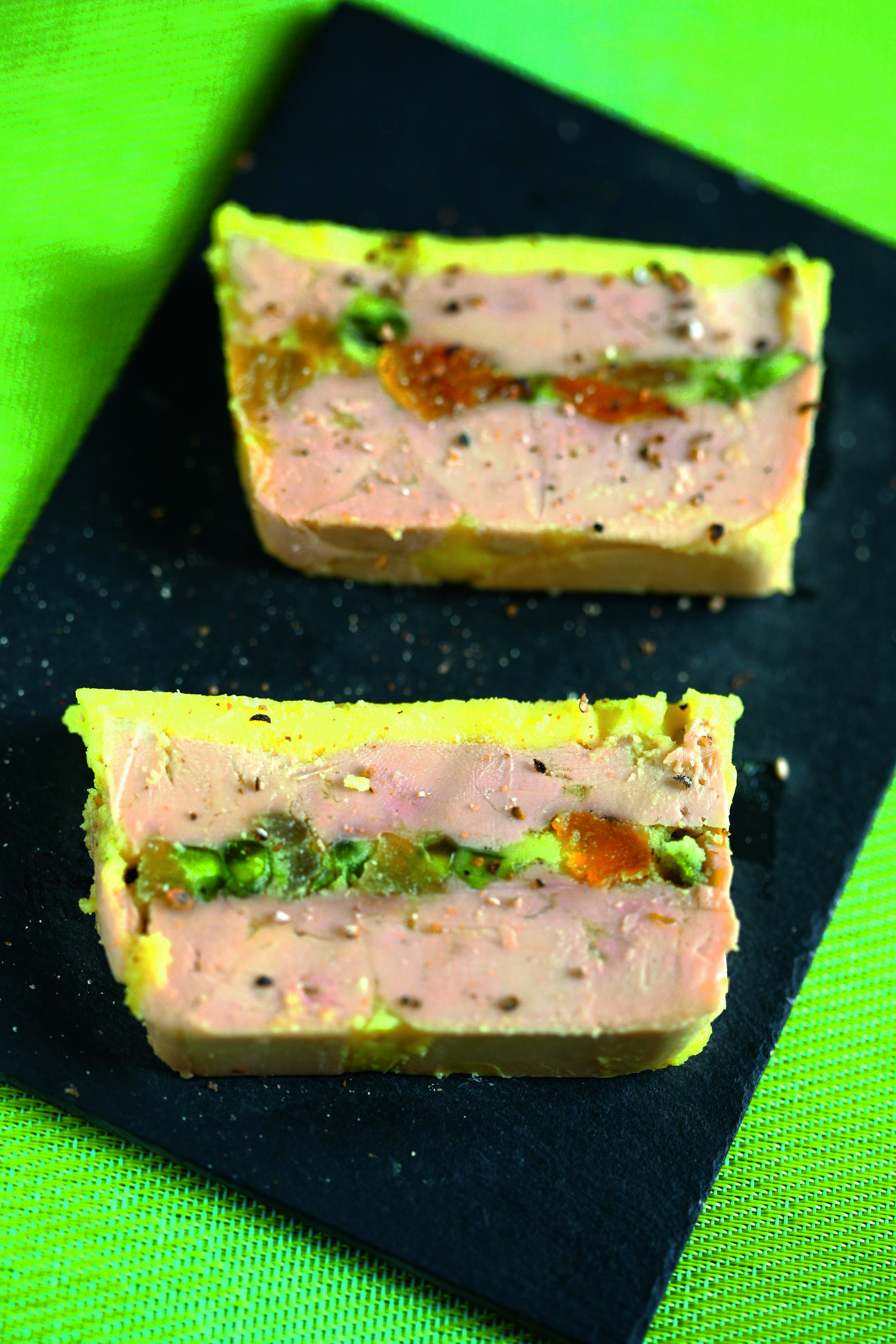 Foie gras de canard mi-cuit aux abricots et pistaches